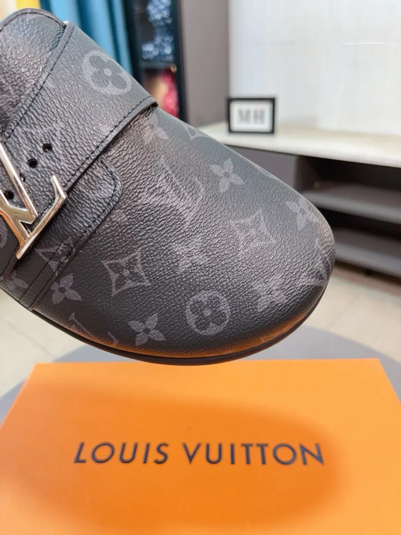 Men's Men's Shoes 💰400🌸🌸🌸🌸LV Easy 2025 new men's casual sandals and slippers, made of suede cow leather, with Monogram pattern to highlight the trendy style. Adjustable straps illuminated with LV letters, while a resilient insole and micro outsole provide lightweight comfort. Made of suede cow leather with embossed Monogram pattern and brand element metal hardware✅Adjustable straps➕Tough insole‼ ️Micro outsole. Comfortable and easy to wear‼ ️ size：38-45